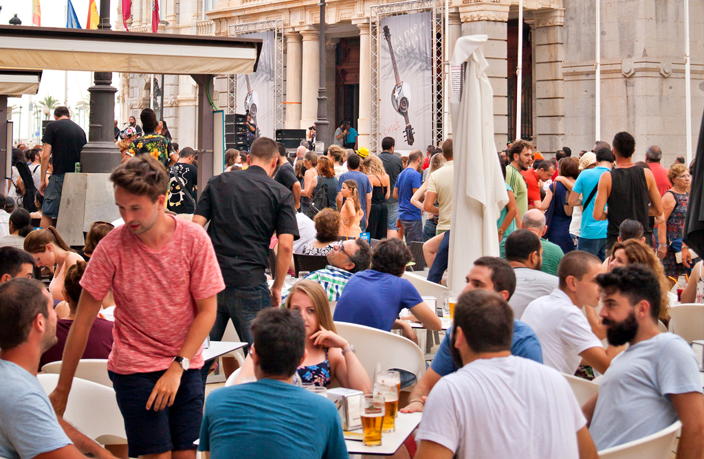 Los hosteleros podrn ampliar dos horas el horario de cierre en Semana Santa y fiestas de primavera
